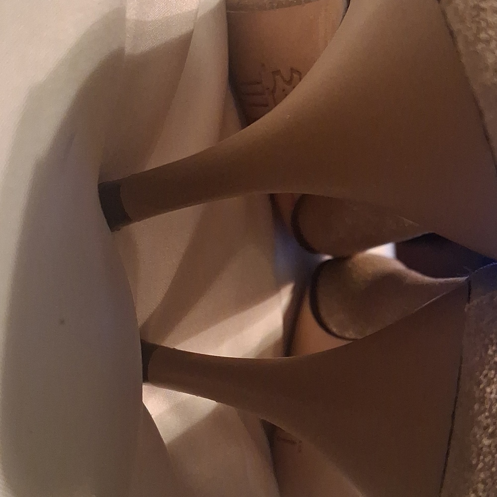 Pelle Moda Women's Gold Bow Heels - Picture 7 of 7